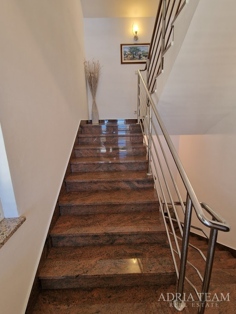 HOUSE WITH 2 APARTMENTS, IMMEDIATE PROXIMITY TO THE SEA - MASLENICA