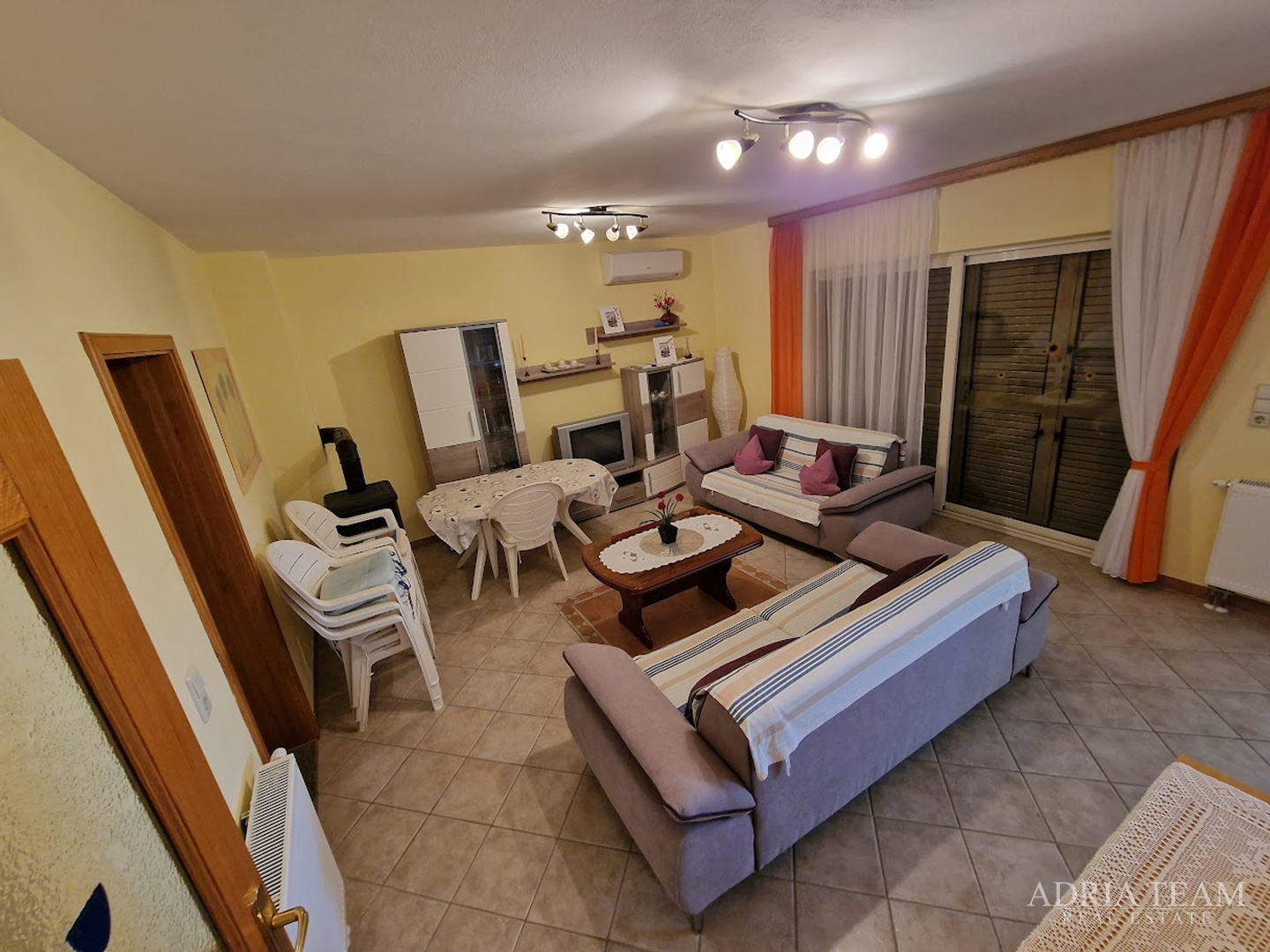 HOUSE WITH 2 APARTMENTS, IMMEDIATE PROXIMITY TO THE SEA - MASLENICA