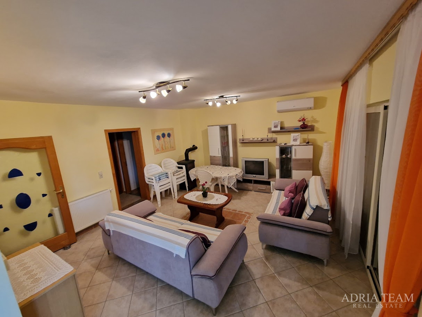 HOUSE WITH 2 APARTMENTS, IMMEDIATE PROXIMITY TO THE SEA - MASLENICA