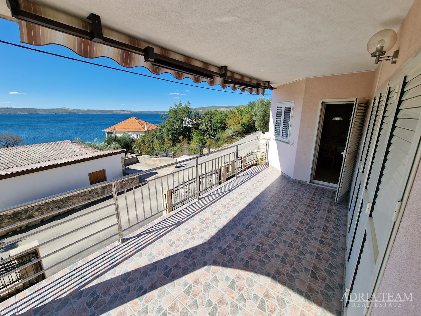 HOUSE WITH 2 APARTMENTS, IMMEDIATE PROXIMITY TO THE SEA - MASLENICA