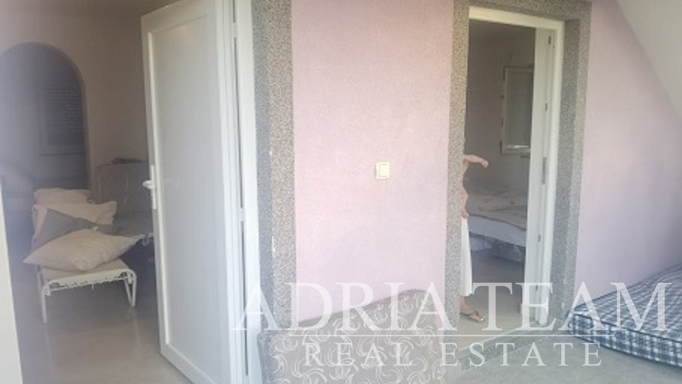 APARTMÁNOVÝ DŮM S PROSTORNOU ZAHRADOU - JAKIŠNICA, STANIŠĆE, PAG