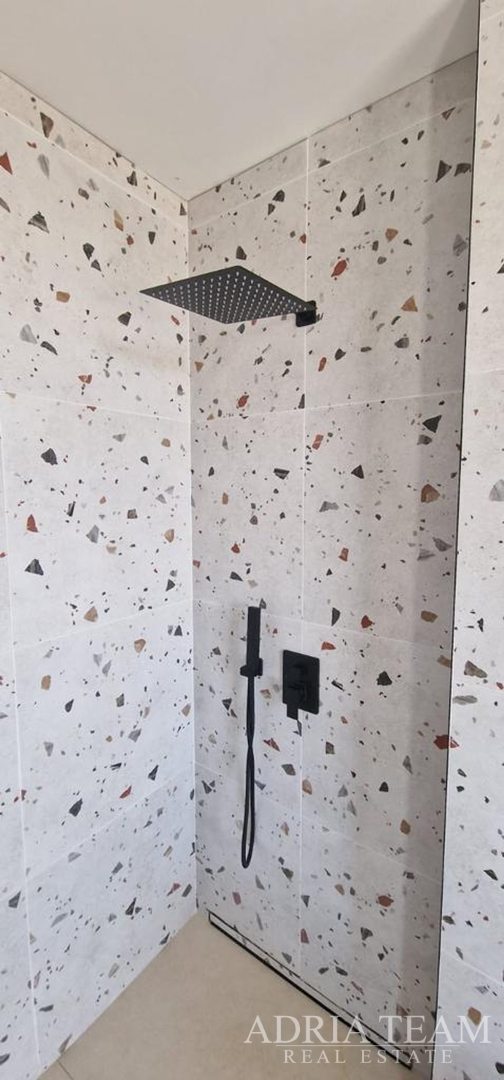 VILA, NOVOGRADNJA, IZVRSNA LOKACIJA - KOŽINO