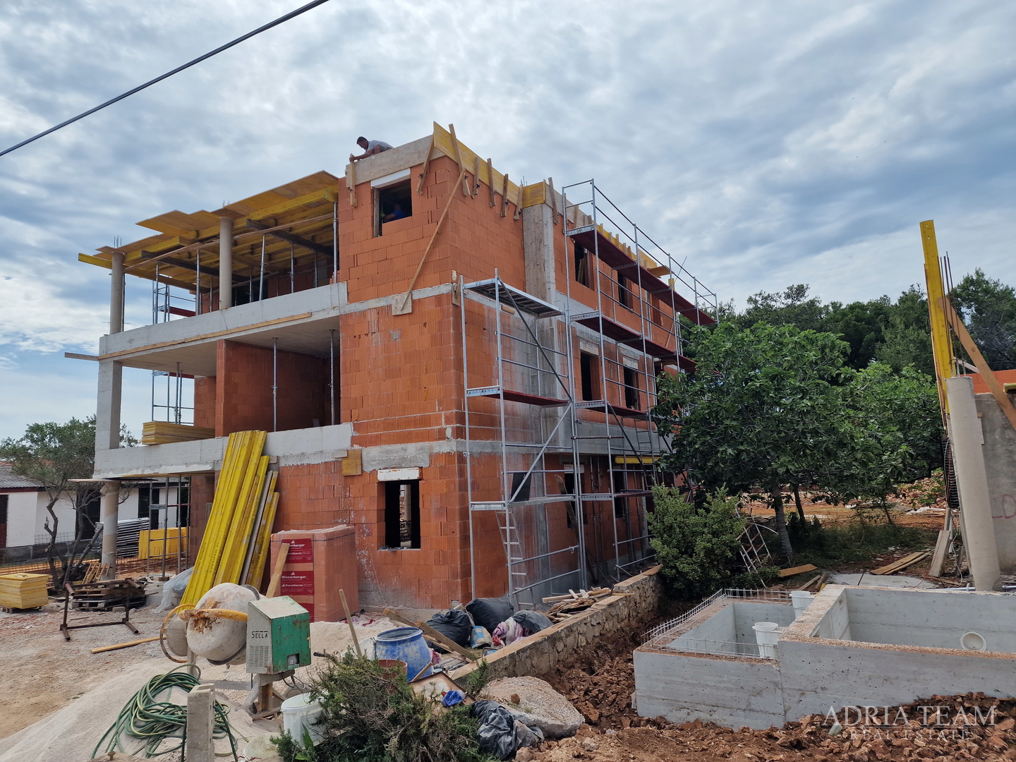 4 APARTMENTS IN A RESIDENTIAL BUILDING, NEW CONSTRUCTION - VIR