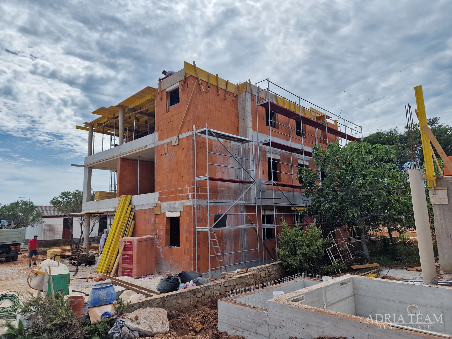 4 APARTMENTS IN A RESIDENTIAL BUILDING, NEW CONSTRUCTION - VIR