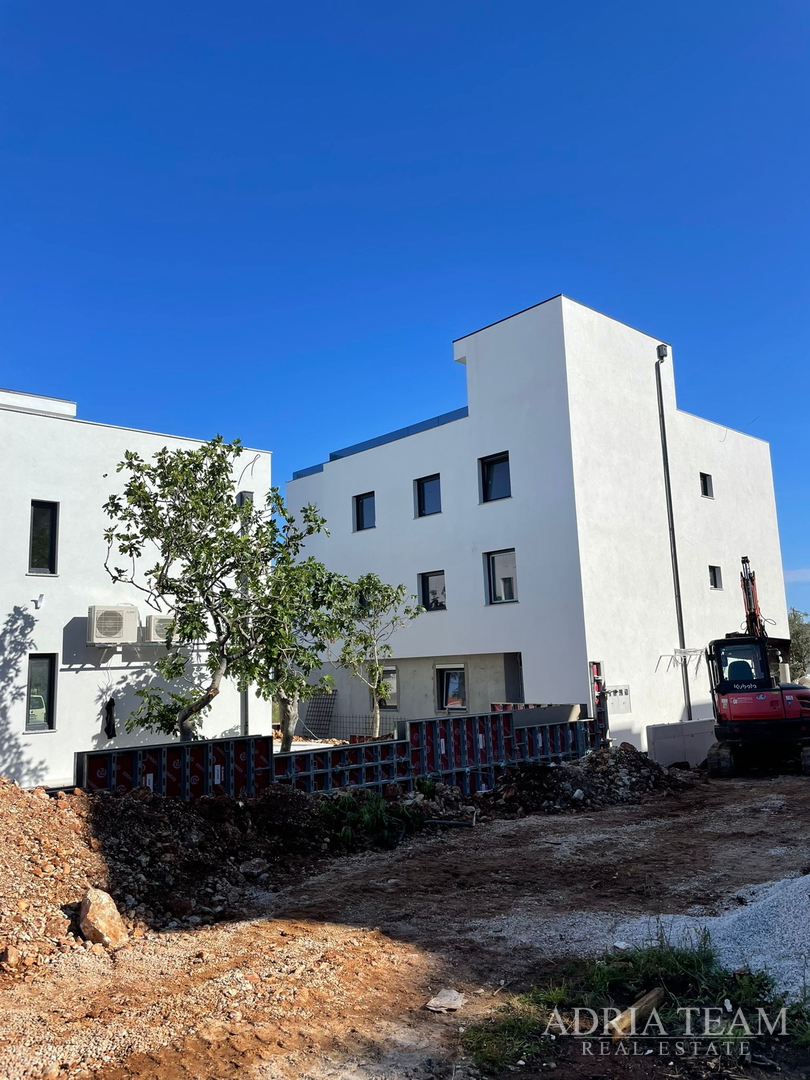 4 APARTMENTS IN A RESIDENTIAL BUILDING, NEW CONSTRUCTION - VIR