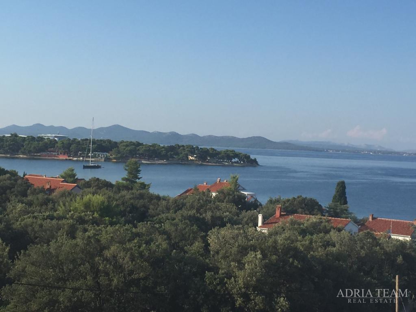 KUĆA S 10 APARTMANA, POGLED NA MORE - PETRČANE