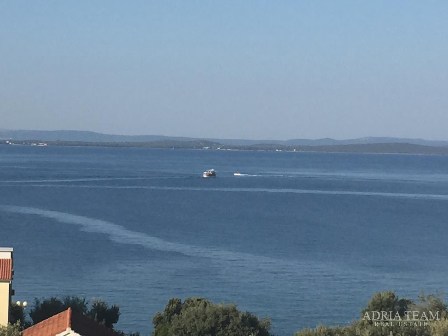 KUĆA S 10 APARTMANA, POGLED NA MORE - PETRČANE