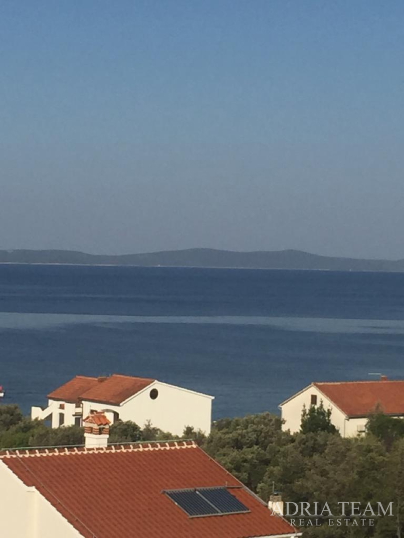 KUĆA S 10 APARTMANA, POGLED NA MORE - PETRČANE