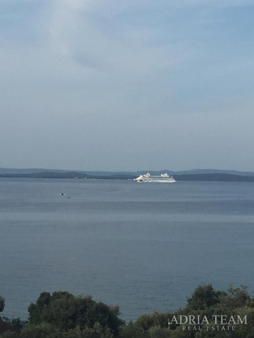 KUĆA S 10 APARTMANA, POGLED NA MORE - PETRČANE