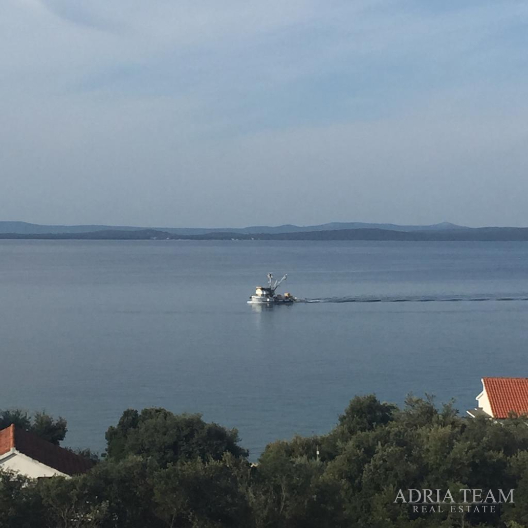 KUĆA S 10 APARTMANA, POGLED NA MORE - PETRČANE