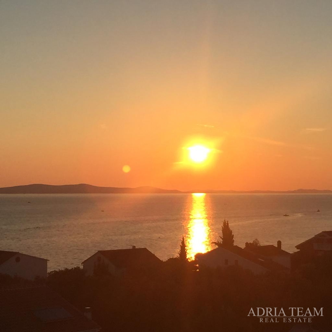 KUĆA S 10 APARTMANA, POGLED NA MORE - PETRČANE