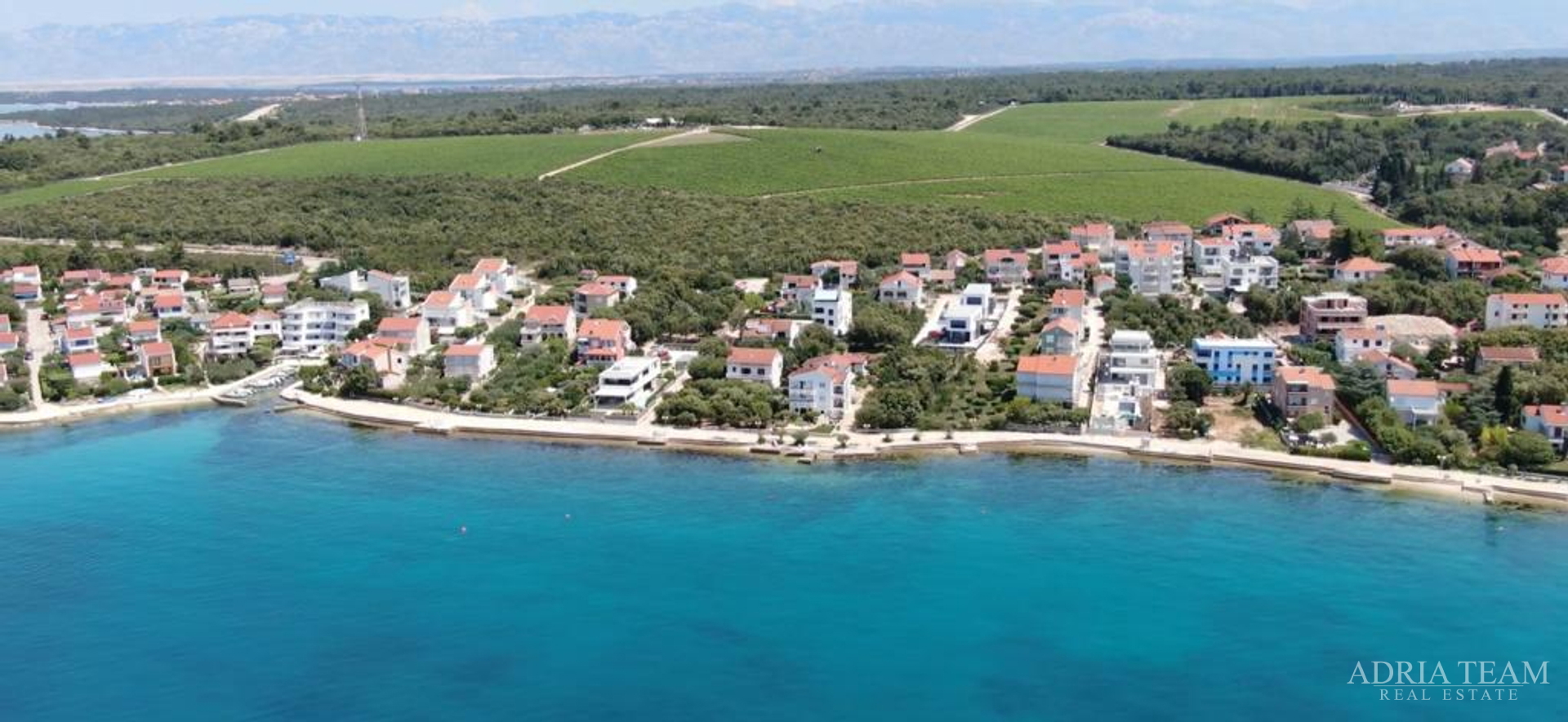 KUĆA S 10 APARTMANA, POGLED NA MORE - PETRČANE