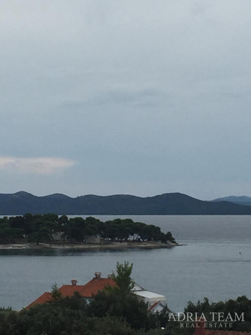 KUĆA S 10 APARTMANA, POGLED NA MORE - PETRČANE