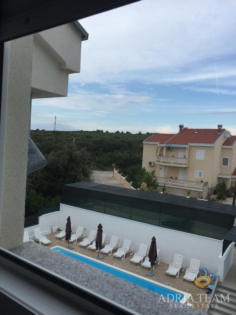 KUĆA S 10 APARTMANA, POGLED NA MORE - PETRČANE