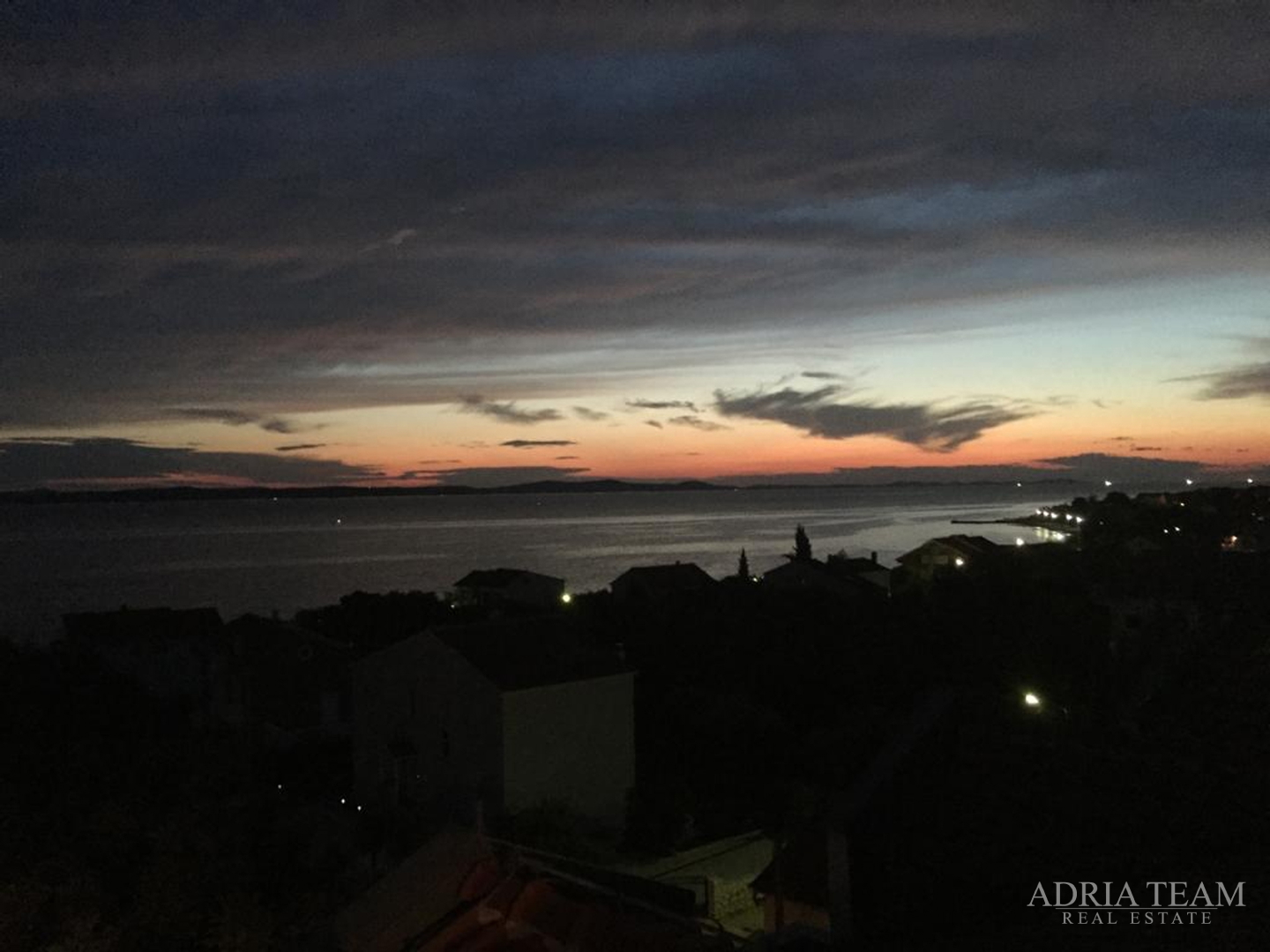 KUĆA S 10 APARTMANA, POGLED NA MORE - PETRČANE