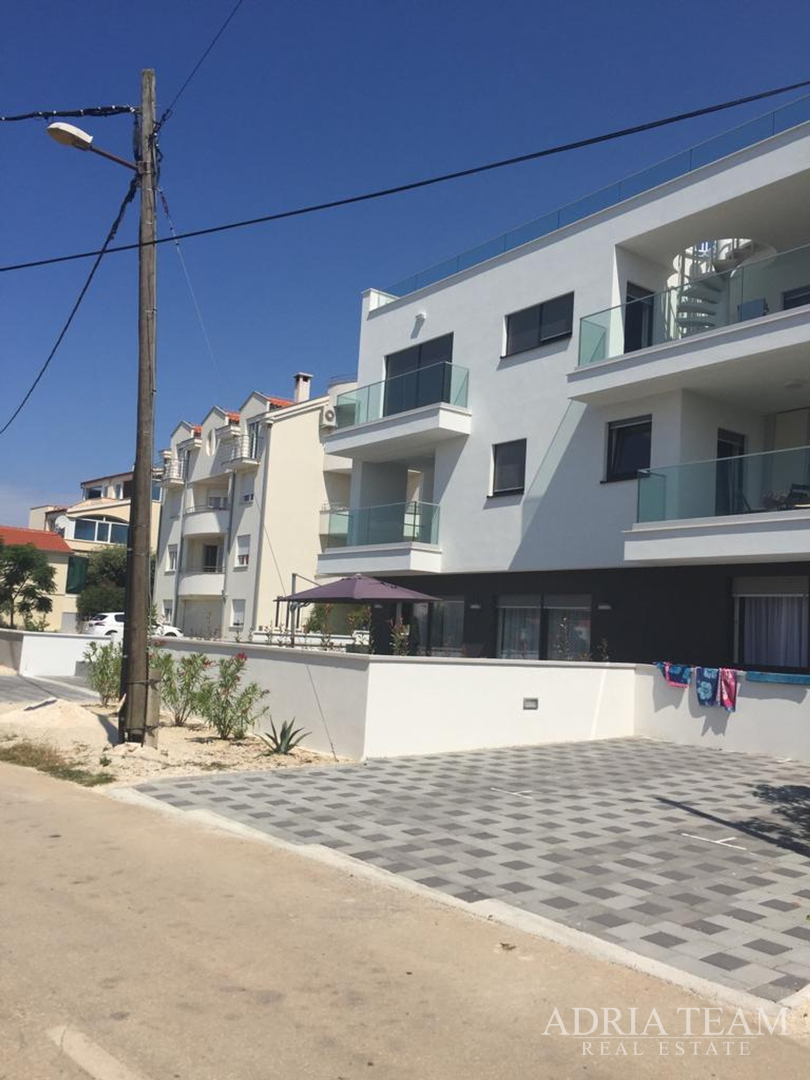 KUĆA S 10 APARTMANA, POGLED NA MORE - PETRČANE