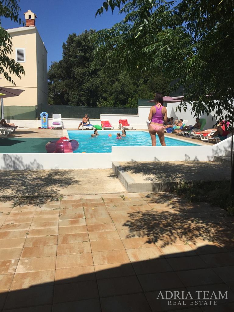 KUĆA S 10 APARTMANA, POGLED NA MORE - PETRČANE