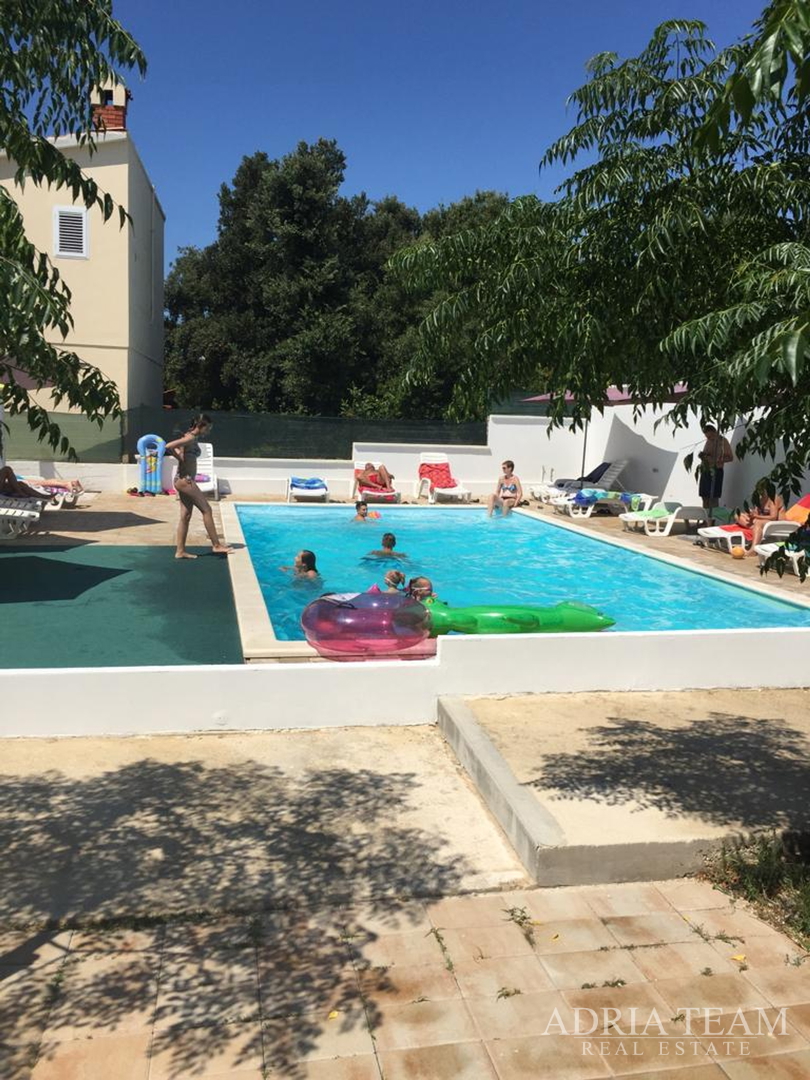 KUĆA S 10 APARTMANA, POGLED NA MORE - PETRČANE