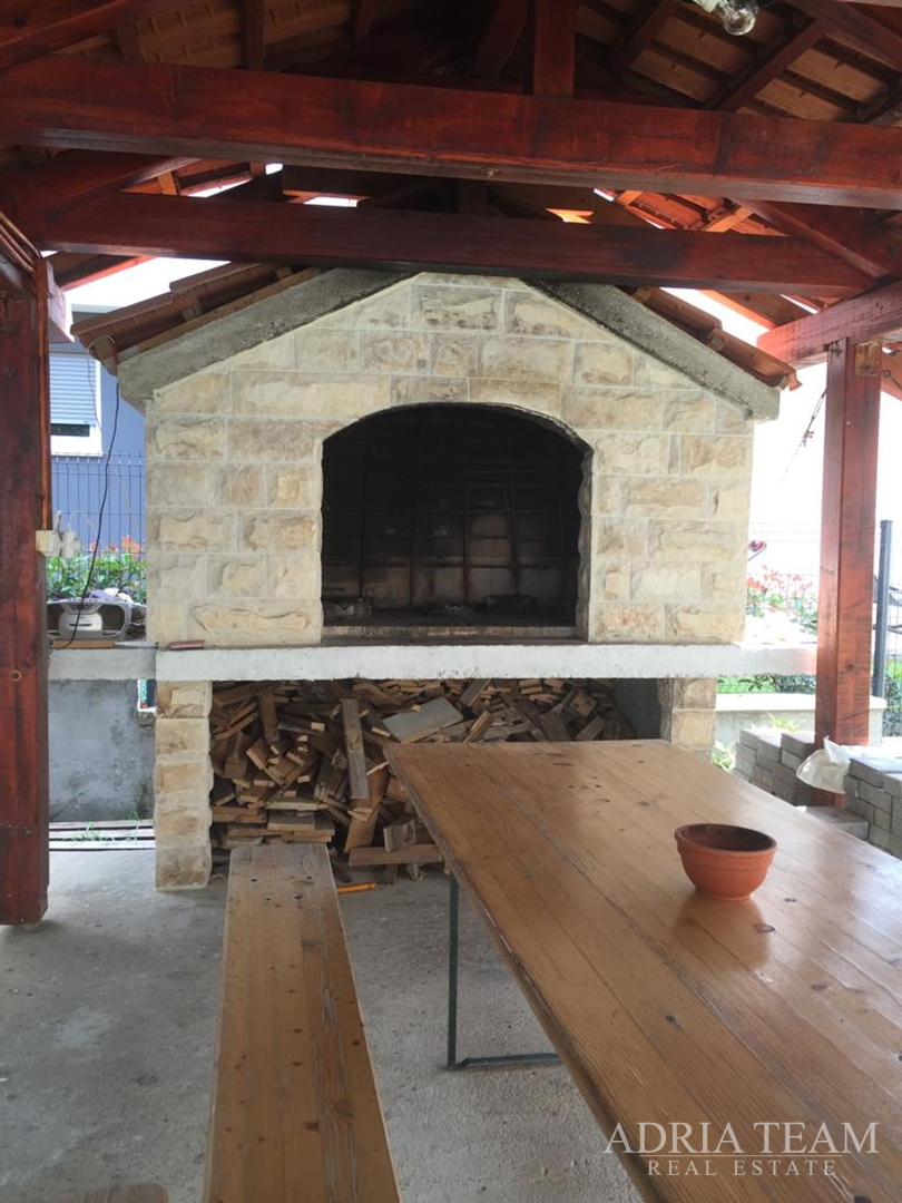 KUĆA S 10 APARTMANA, POGLED NA MORE - PETRČANE