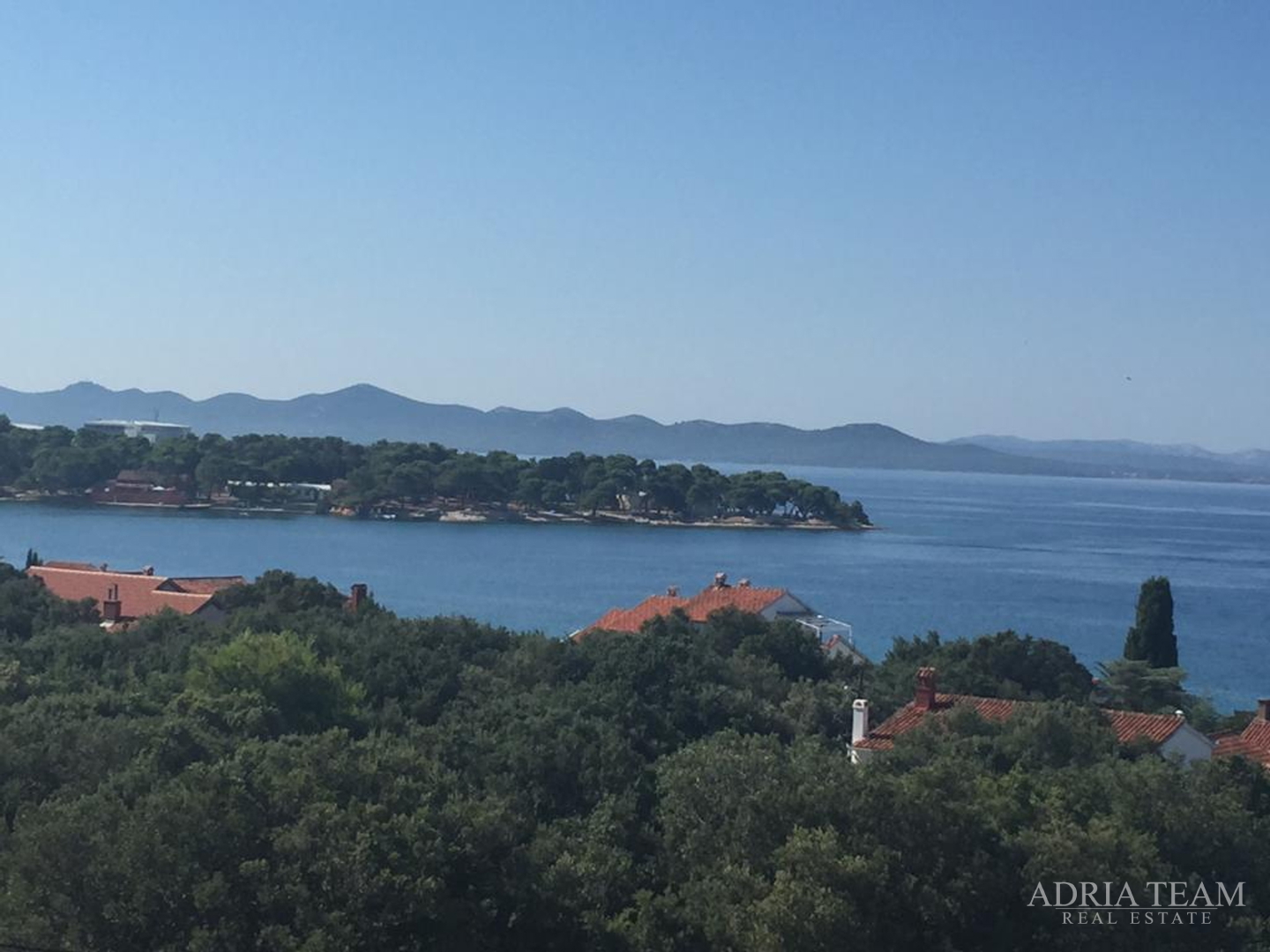 KUĆA S 10 APARTMANA, POGLED NA MORE - PETRČANE