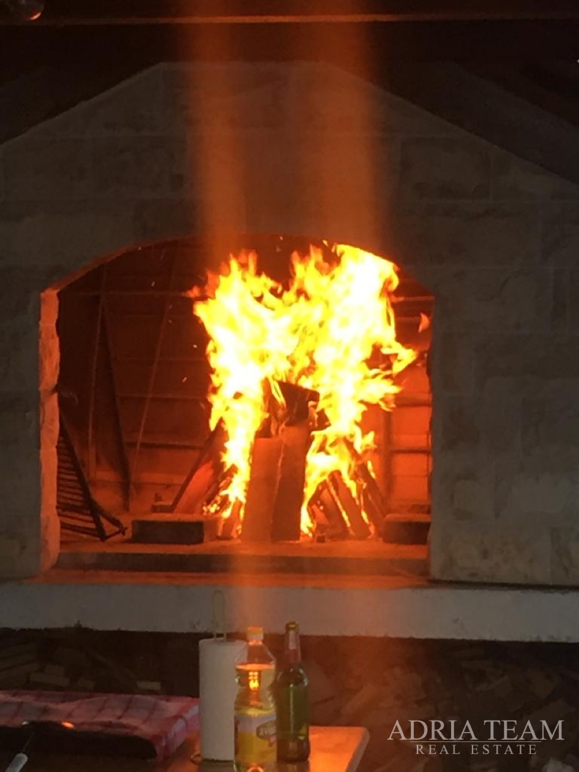 KUĆA S 10 APARTMANA, POGLED NA MORE - PETRČANE