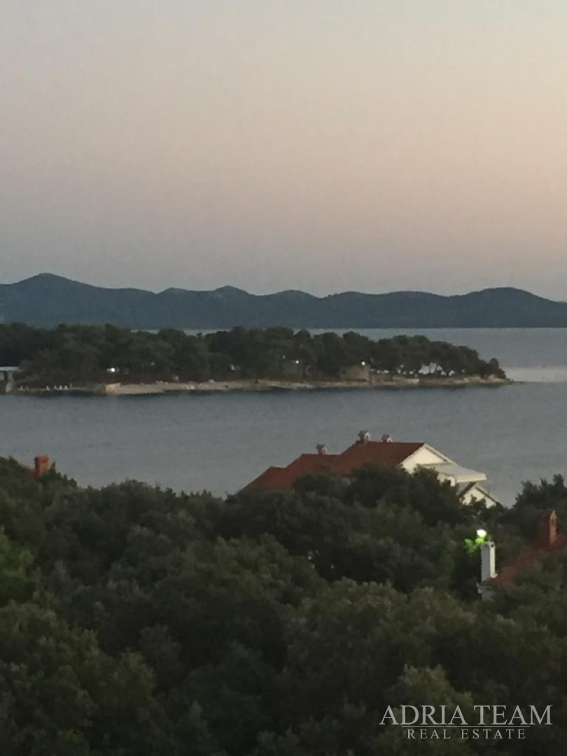 KUĆA S 10 APARTMANA, POGLED NA MORE - PETRČANE