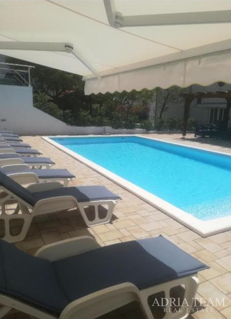 KUĆA S 10 APARTMANA, POGLED NA MORE - PETRČANE