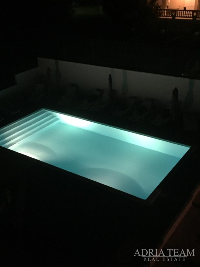 KUĆA S 10 APARTMANA, POGLED NA MORE - PETRČANE