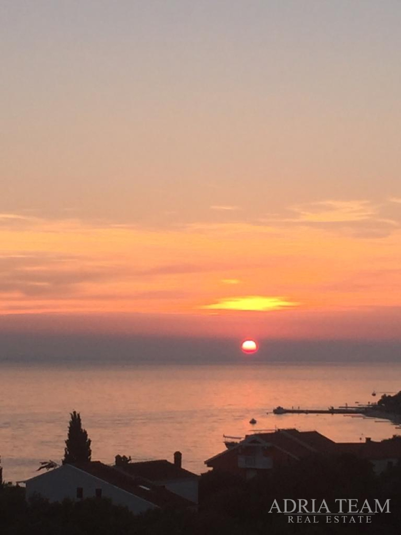 KUĆA S 10 APARTMANA, POGLED NA MORE - PETRČANE