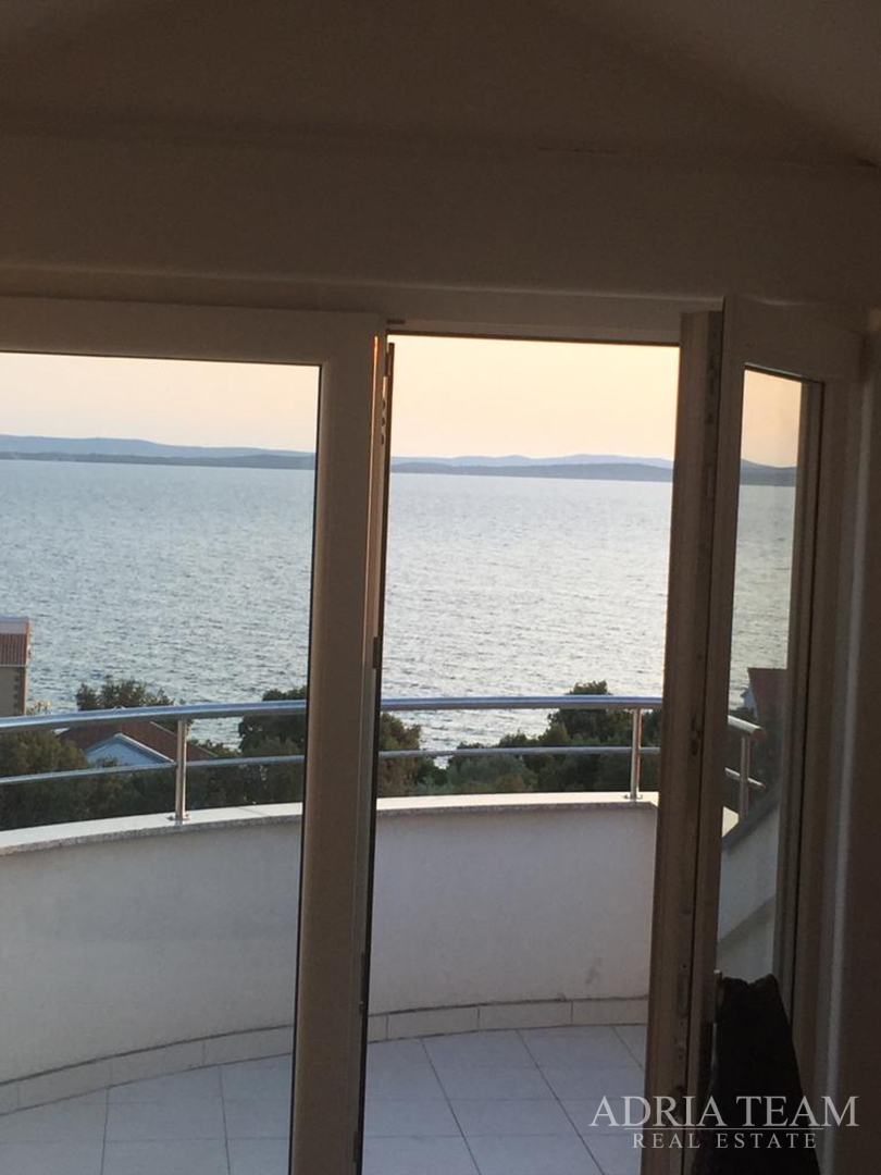 KUĆA S 10 APARTMANA, POGLED NA MORE - PETRČANE