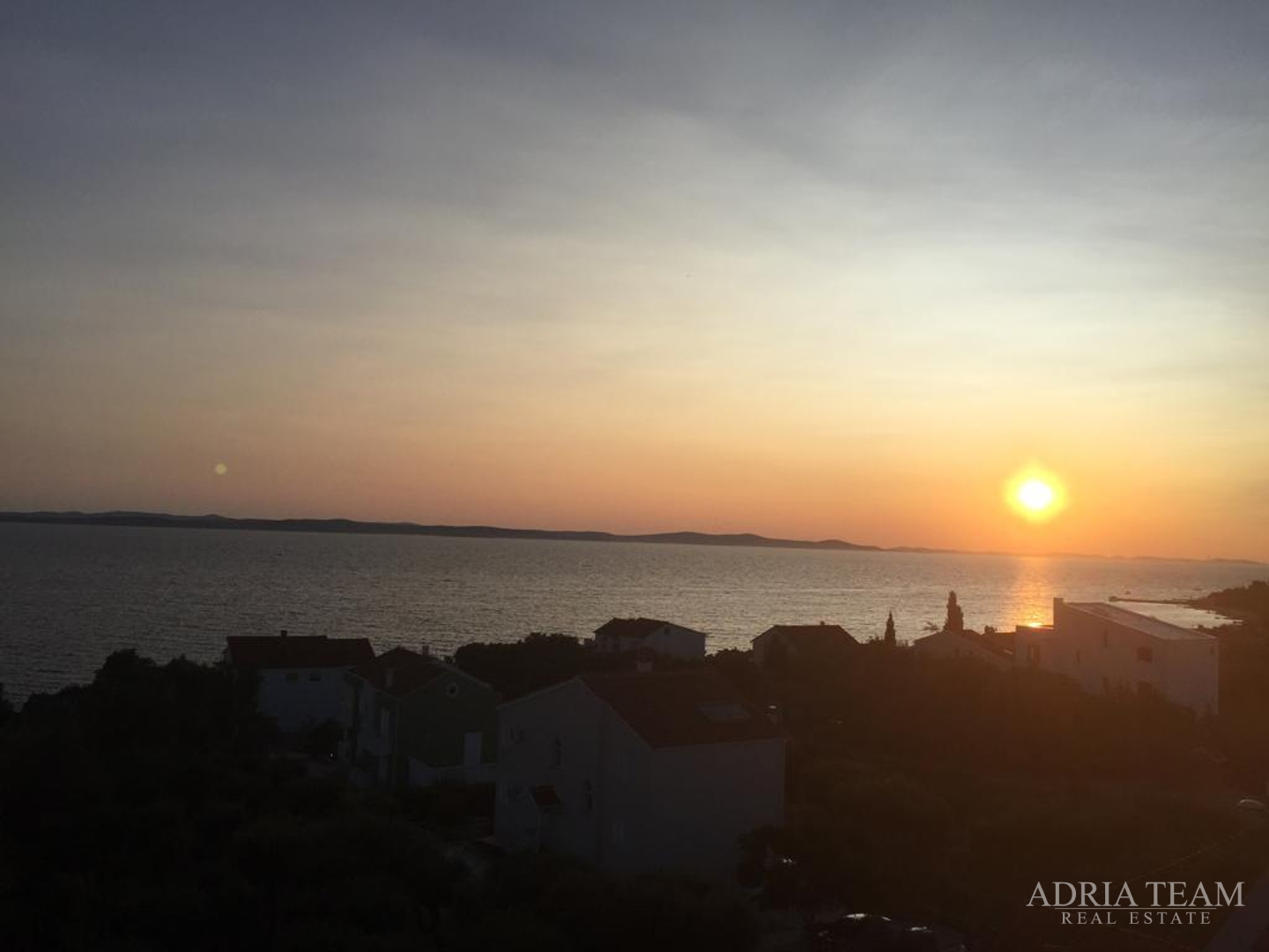 KUĆA S 10 APARTMANA, POGLED NA MORE - PETRČANE