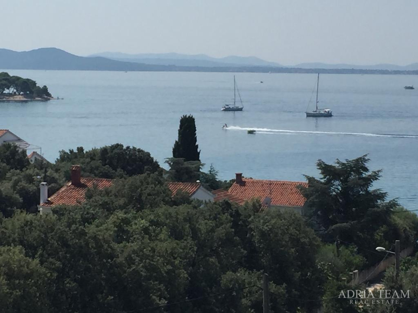 KUĆA S 10 APARTMANA, POGLED NA MORE - PETRČANE