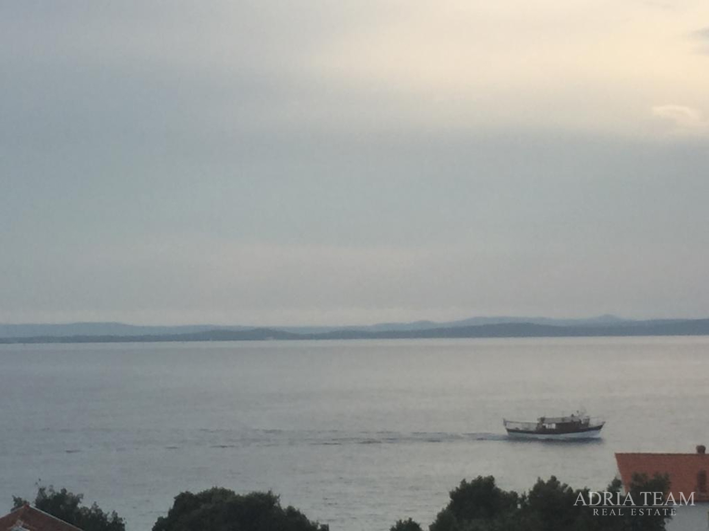 KUĆA S 10 APARTMANA, POGLED NA MORE - PETRČANE