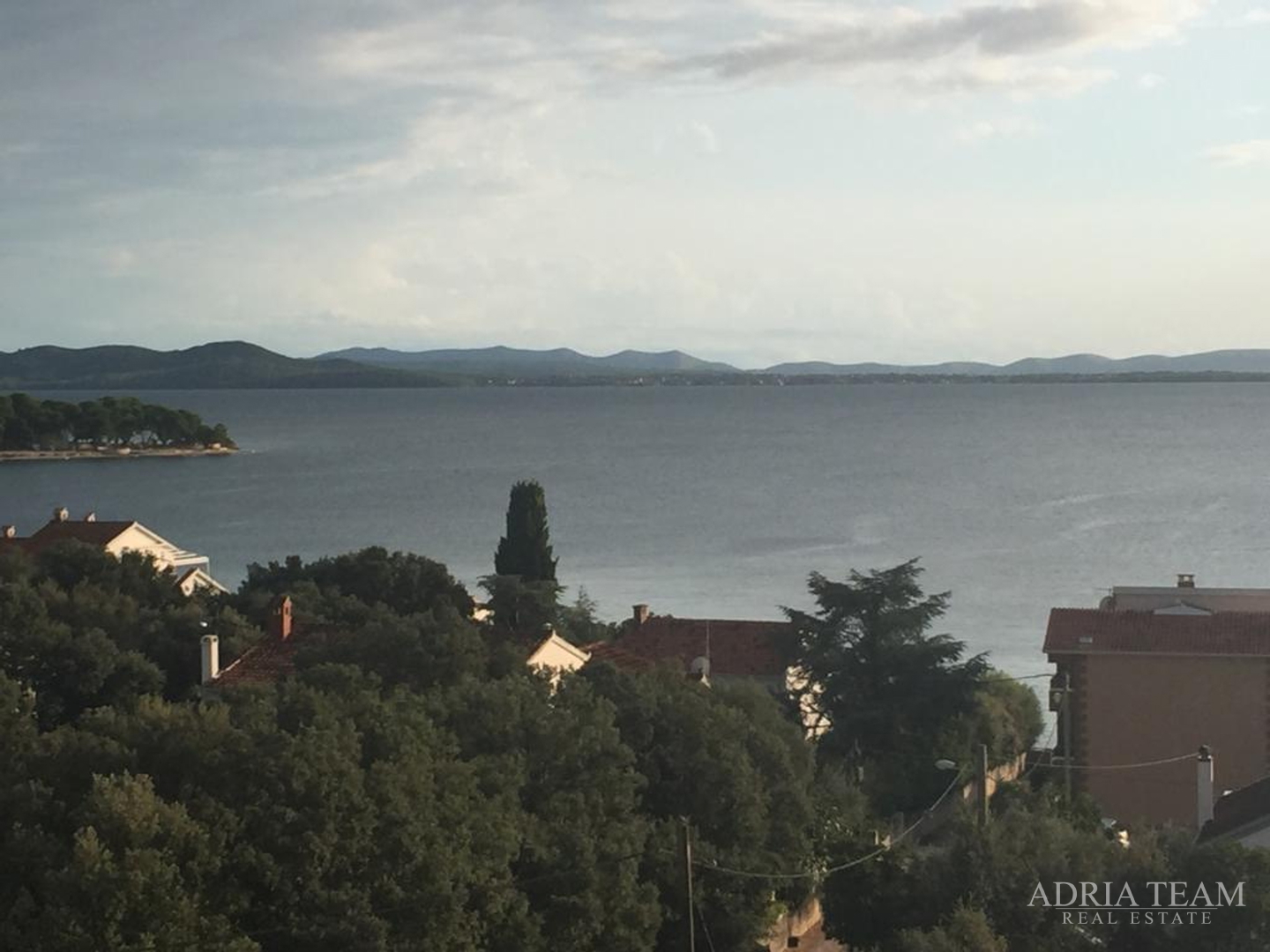 KUĆA S 10 APARTMANA, POGLED NA MORE - PETRČANE