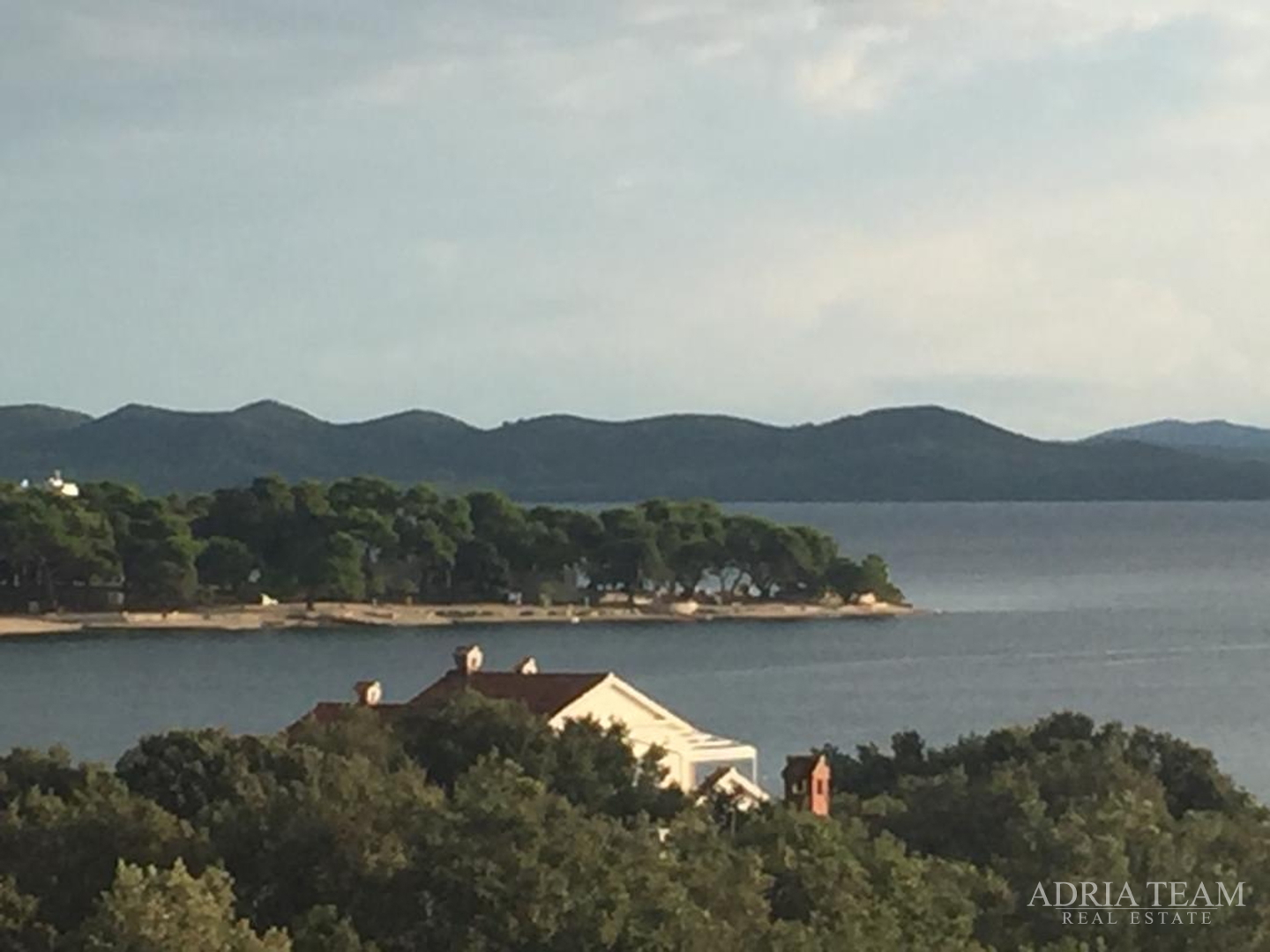 KUĆA S 10 APARTMANA, POGLED NA MORE - PETRČANE