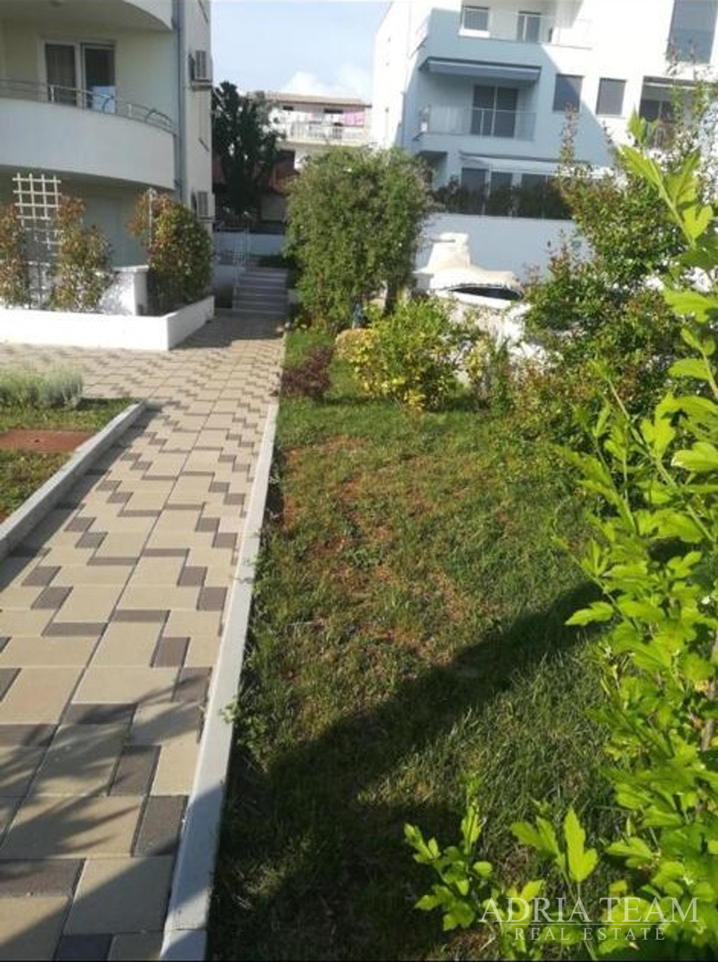 KUĆA S 10 APARTMANA, POGLED NA MORE - PETRČANE