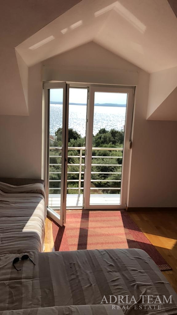 KUĆA S 10 APARTMANA, POGLED NA MORE - PETRČANE