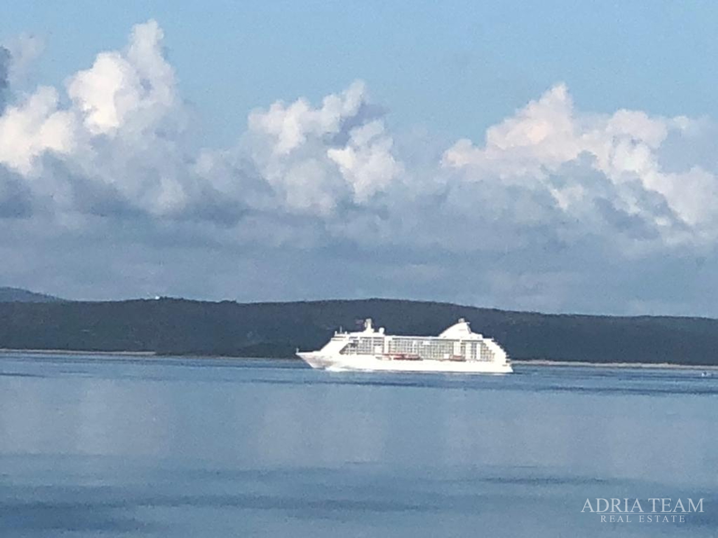 KUĆA S 10 APARTMANA, POGLED NA MORE - PETRČANE