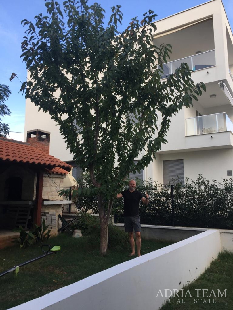 KUĆA S 10 APARTMANA, POGLED NA MORE - PETRČANE