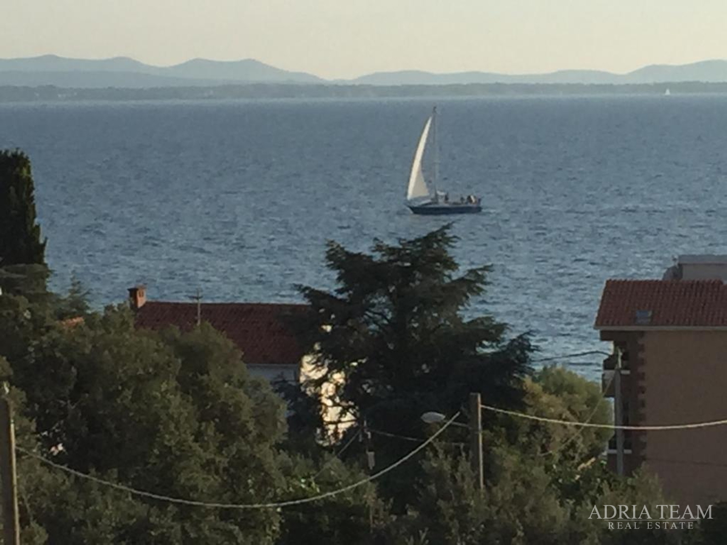 KUĆA S 10 APARTMANA, POGLED NA MORE - PETRČANE