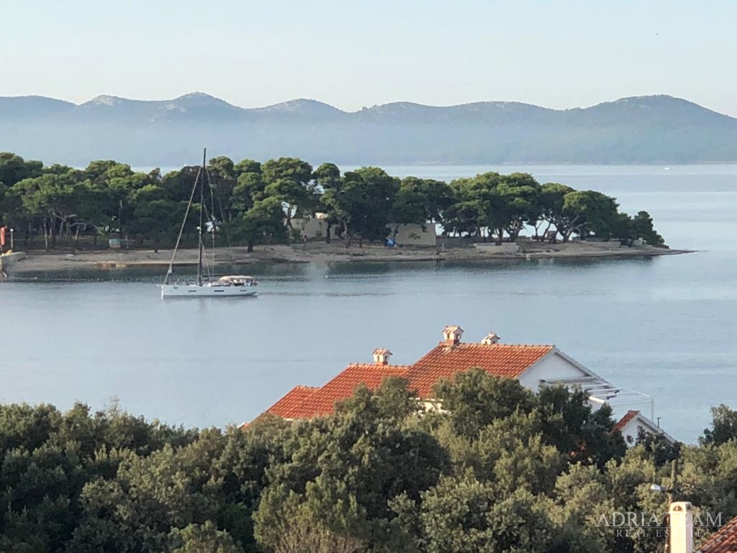 KUĆA S 10 APARTMANA, POGLED NA MORE - PETRČANE