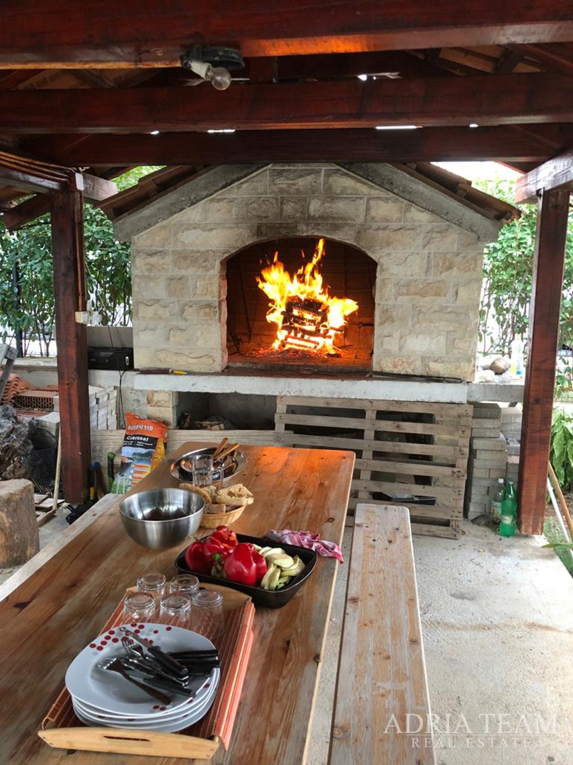 KUĆA S 10 APARTMANA, POGLED NA MORE - PETRČANE