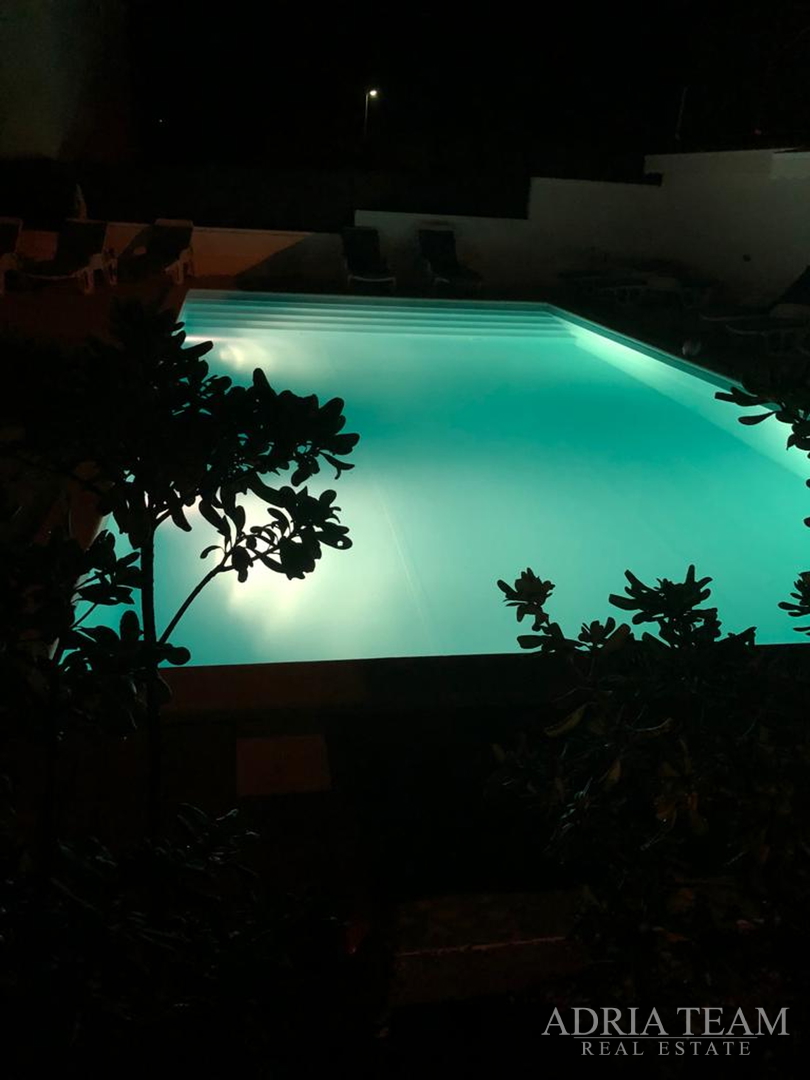 KUĆA S 10 APARTMANA, POGLED NA MORE - PETRČANE