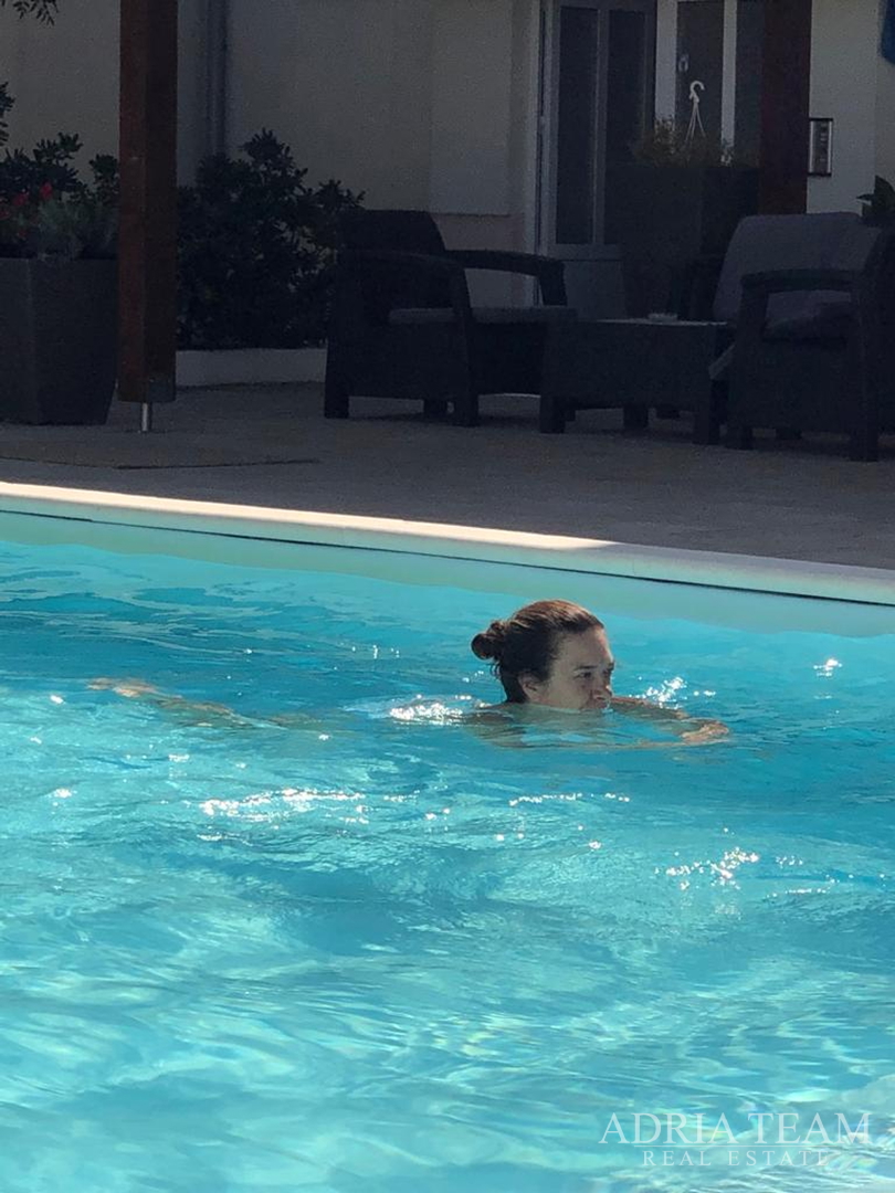 KUĆA S 10 APARTMANA, POGLED NA MORE - PETRČANE