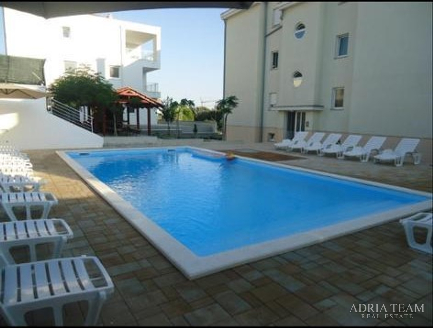 KUĆA S 10 APARTMANA, POGLED NA MORE - PETRČANE