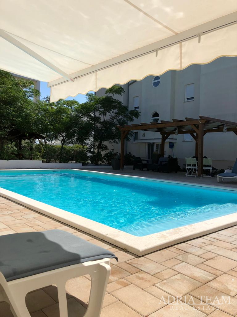 KUĆA S 10 APARTMANA, POGLED NA MORE - PETRČANE