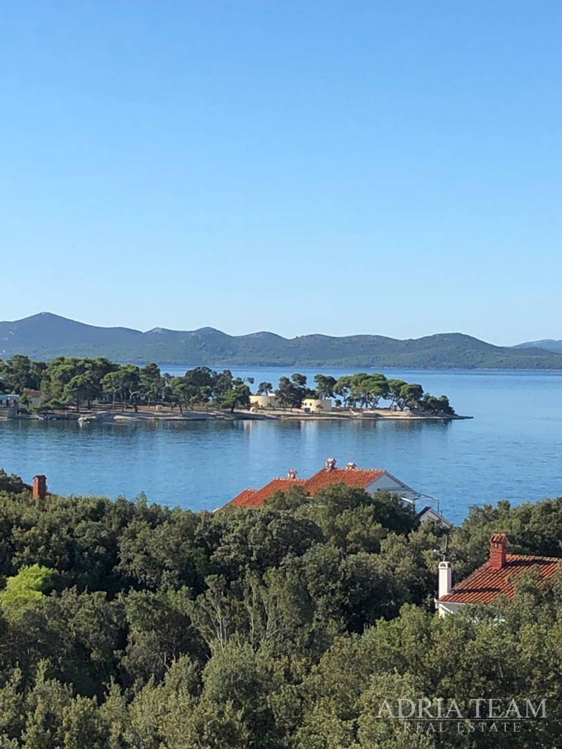 KUĆA S 10 APARTMANA, POGLED NA MORE - PETRČANE