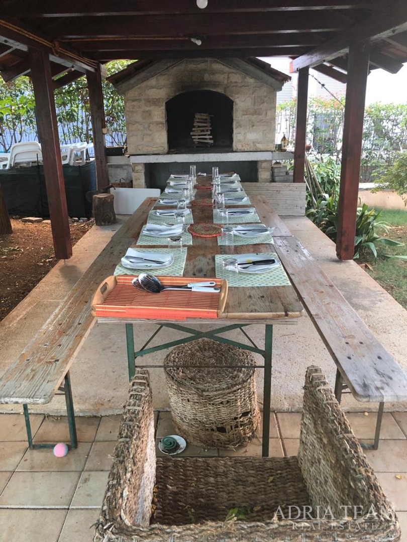 KUĆA S 10 APARTMANA, POGLED NA MORE - PETRČANE