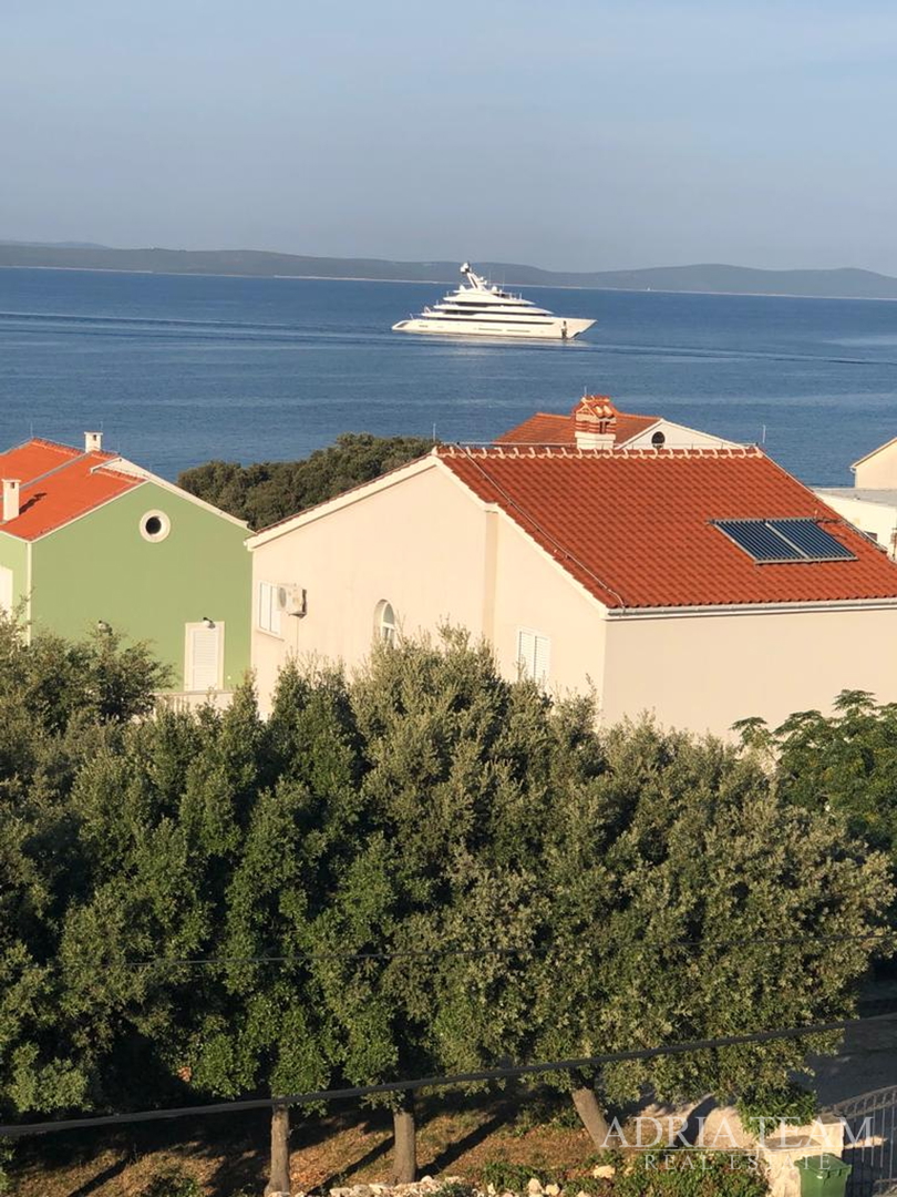 KUĆA S 10 APARTMANA, POGLED NA MORE - PETRČANE