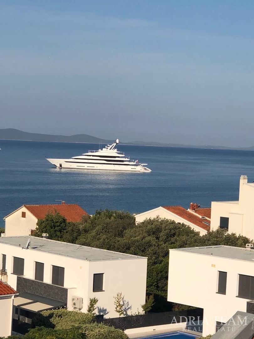 KUĆA S 10 APARTMANA, POGLED NA MORE - PETRČANE